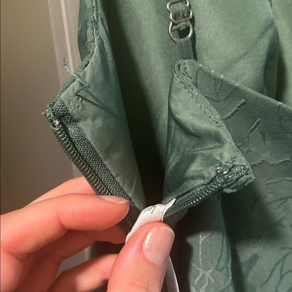 Elegant Olive Green V-Neck Lace Evening Dress - Picture 5 of 5